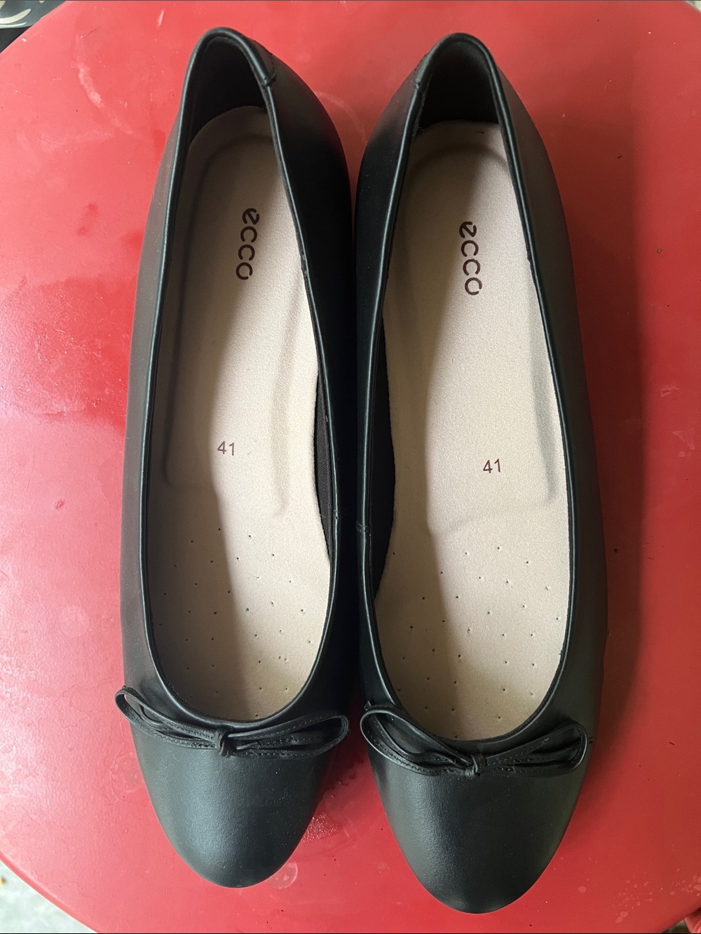 Ecco Black Leather Ballet Flats with Bow Accent